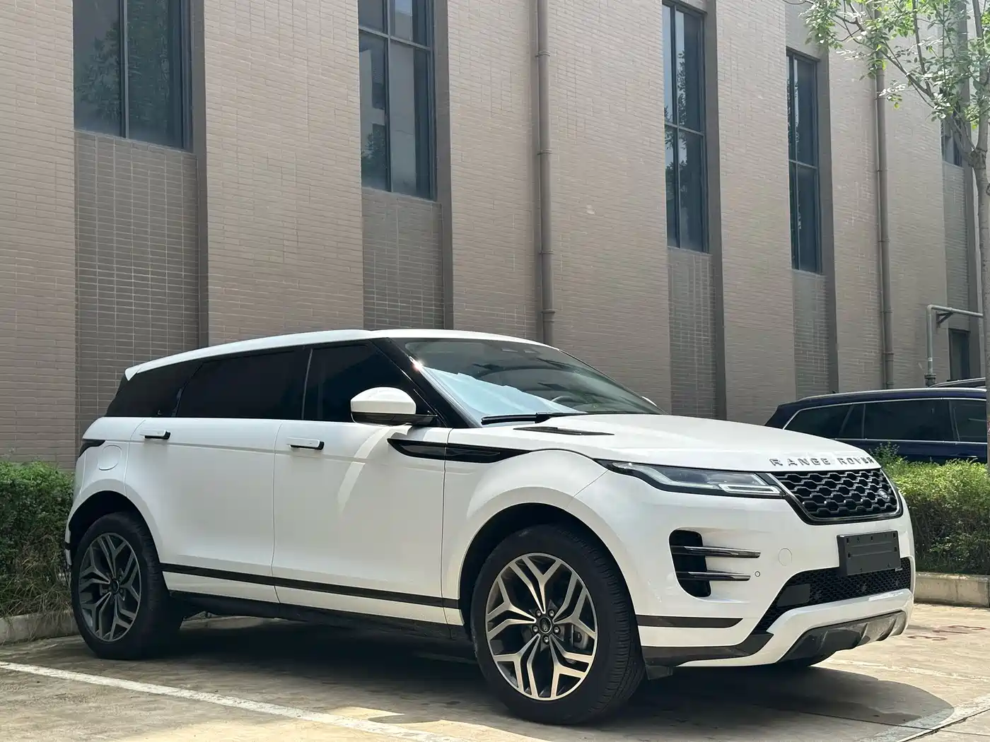 Land Rover Range Rover Evoque New Energy 2022 Range Rover Evoque L P300e Plug-in Hybrid фото 3
