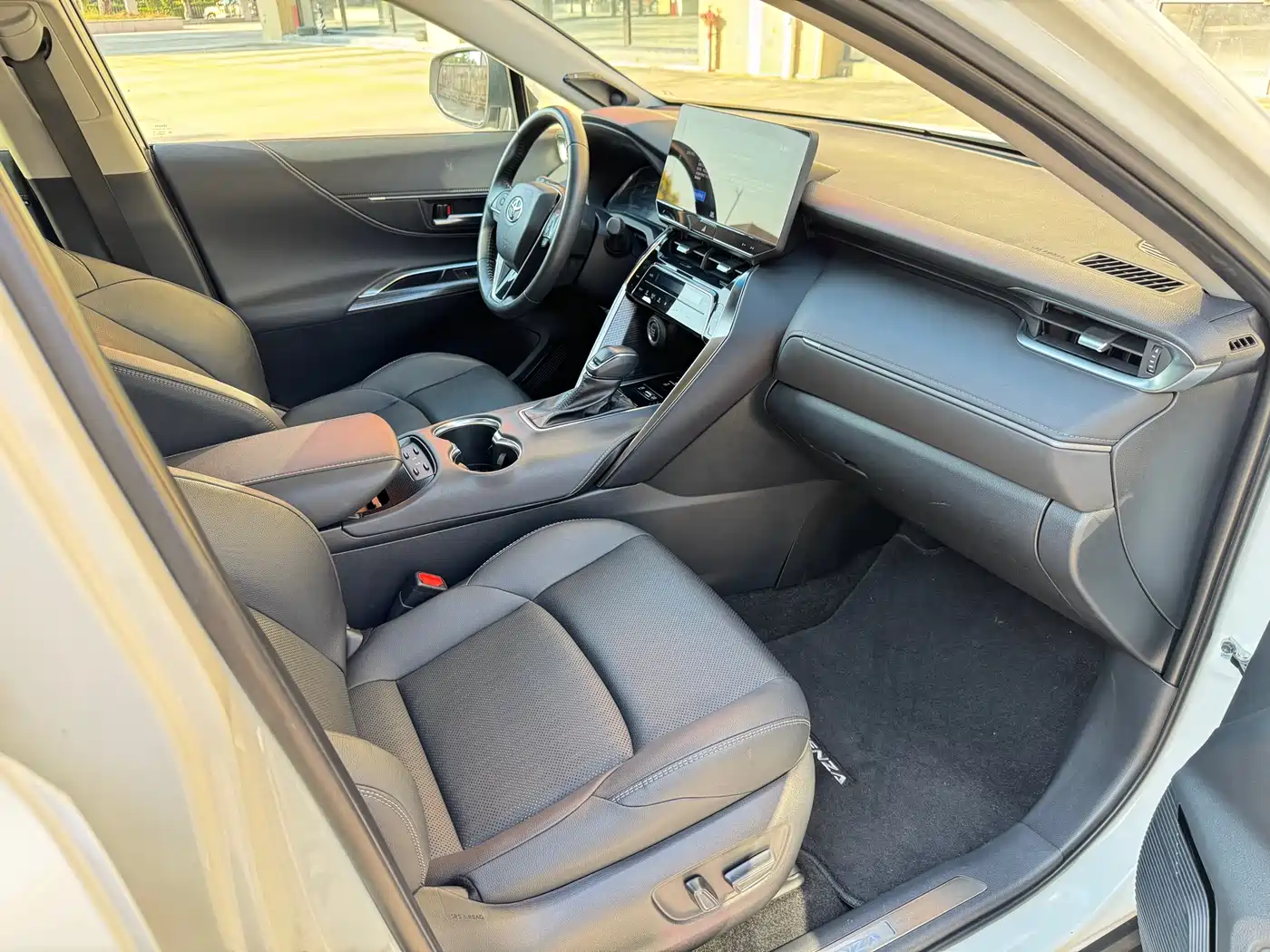 Toyota Venza 2023 2.0L CVT FWD Premium фото 10