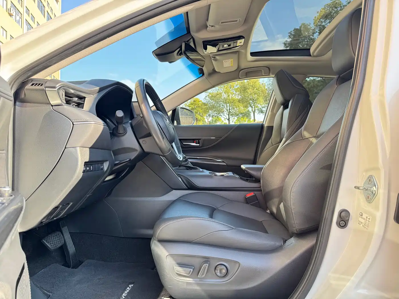 Toyota Venza 2023 2.0L CVT FWD Premium фото 7
