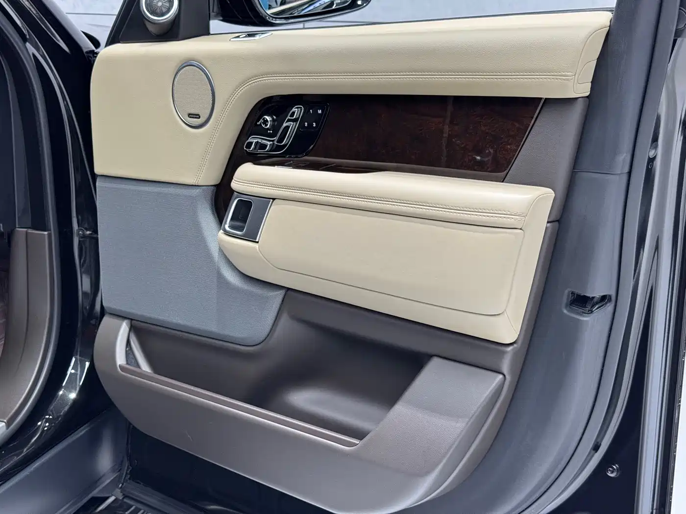 Land Rover Range Rover 2022 3.0 L6 360PS Heritage Edition фото 26