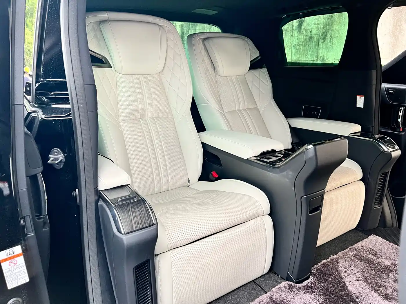 Lexus LM 2020 300h 4-Seat Imperial Edition фото 20