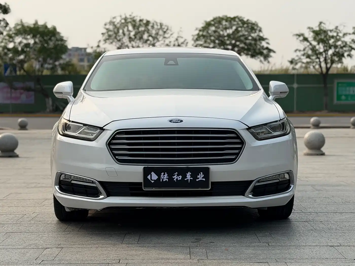 Фото 2 - Ford Taurus