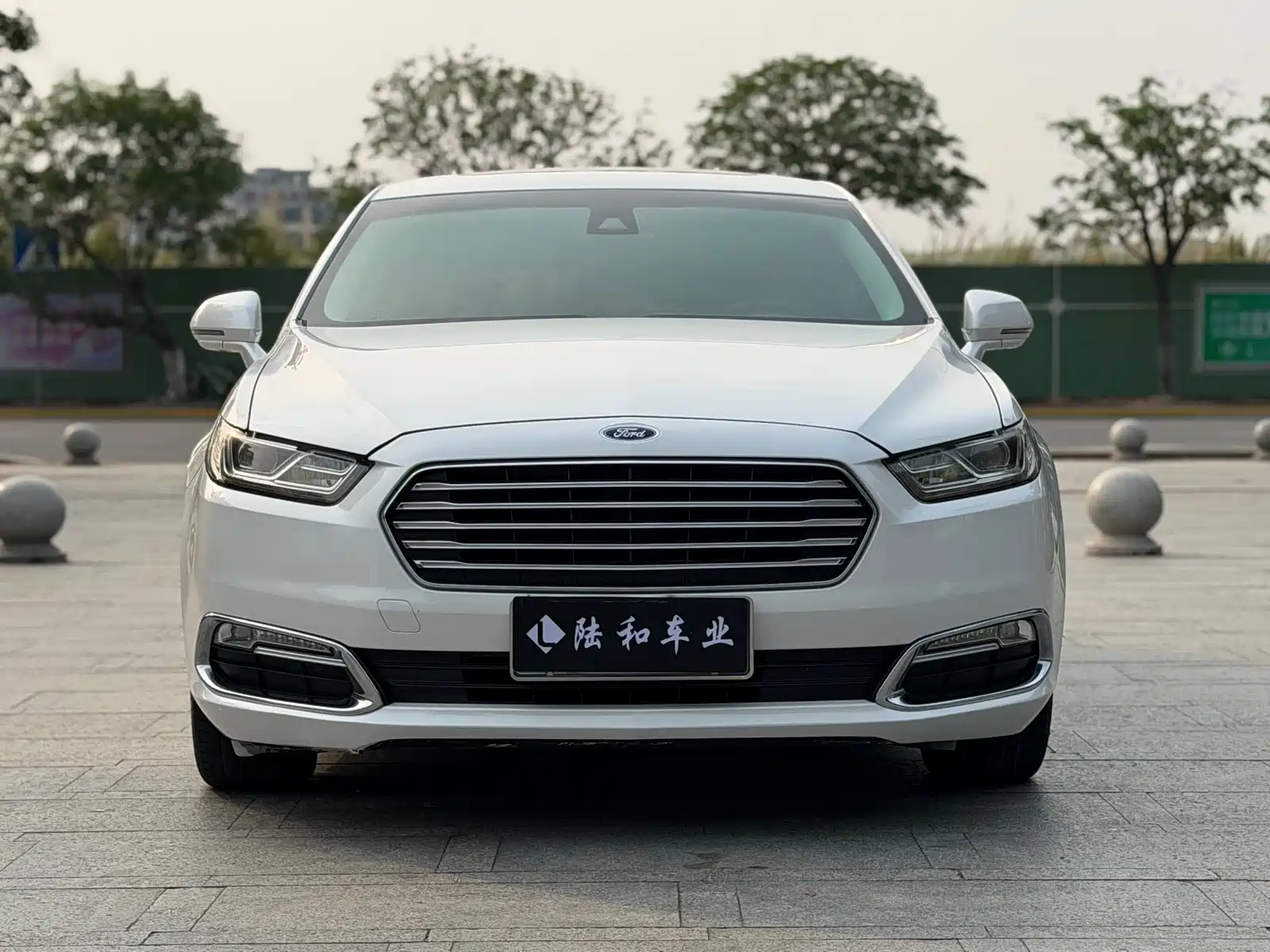 Фото 2 - Ford Taurus