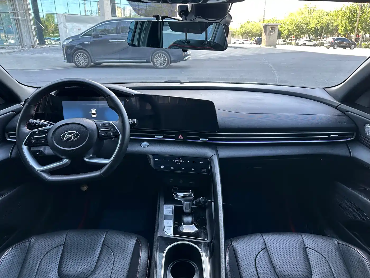 Hyundai Elantra 2022 1.5L CVT LUX Premium Edition фото 6