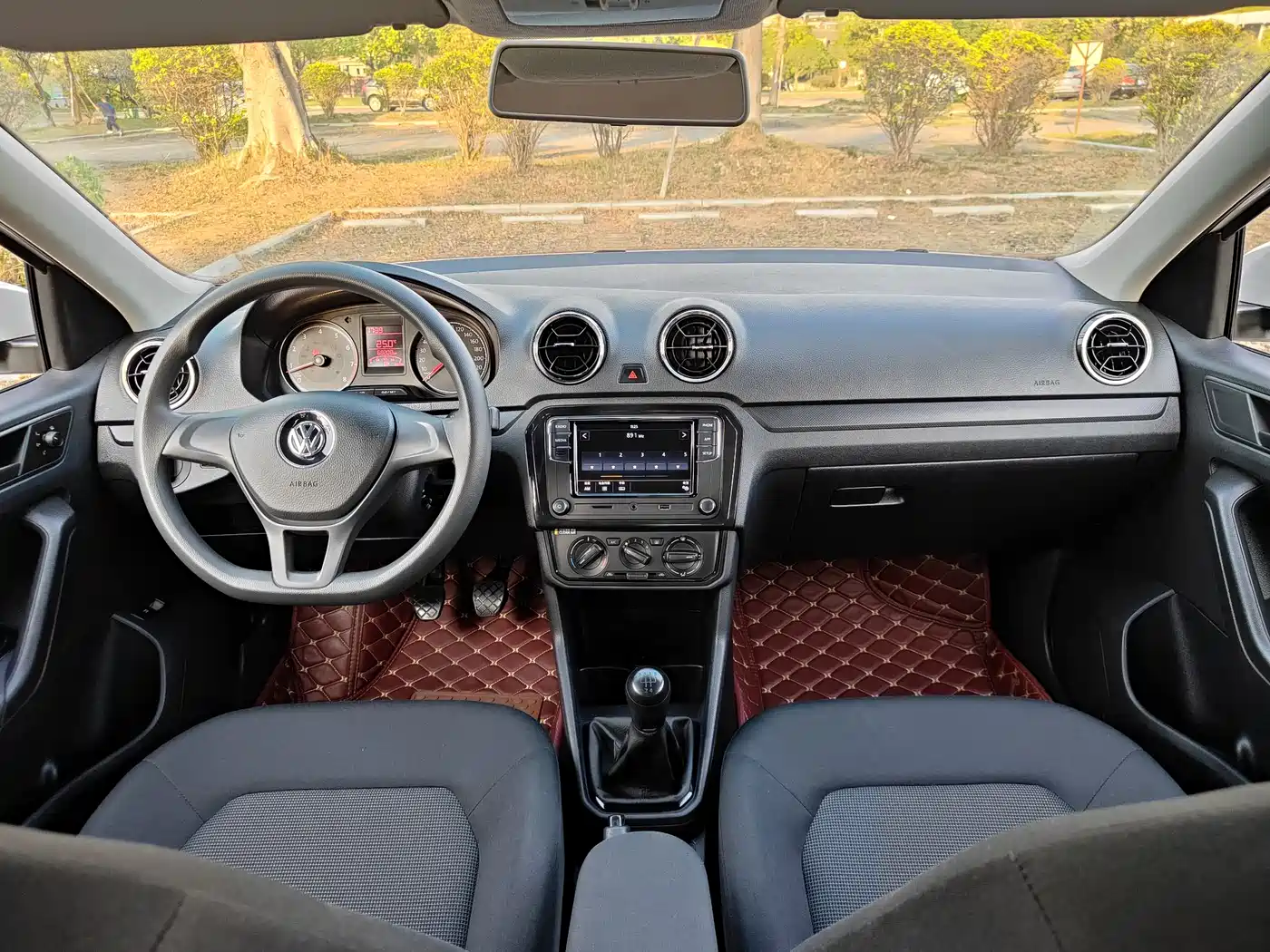 Volkswagen Jetta 2019 Dream Edition 1.4L Manual Fashion фото 8