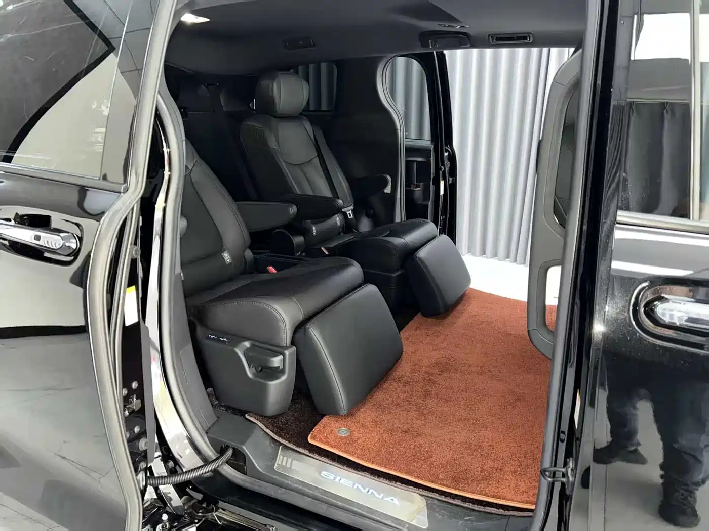 Toyota Sienna 2021 2.5L Hybrid Premium Edition фото 10