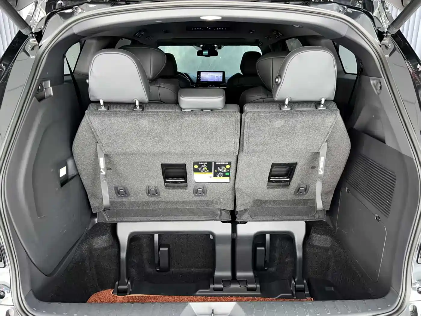 Toyota Sienna 2021 2.5L Hybrid Premium Edition фото 19