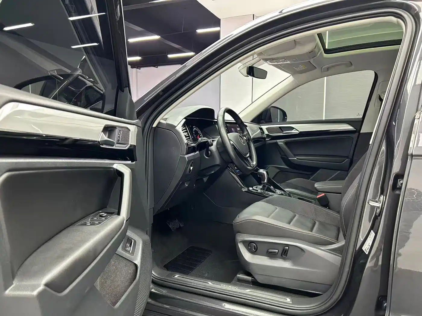 Volkswagen Tayron 2022 280TSI 2WD Luxury Smart Connect Edition фото 9