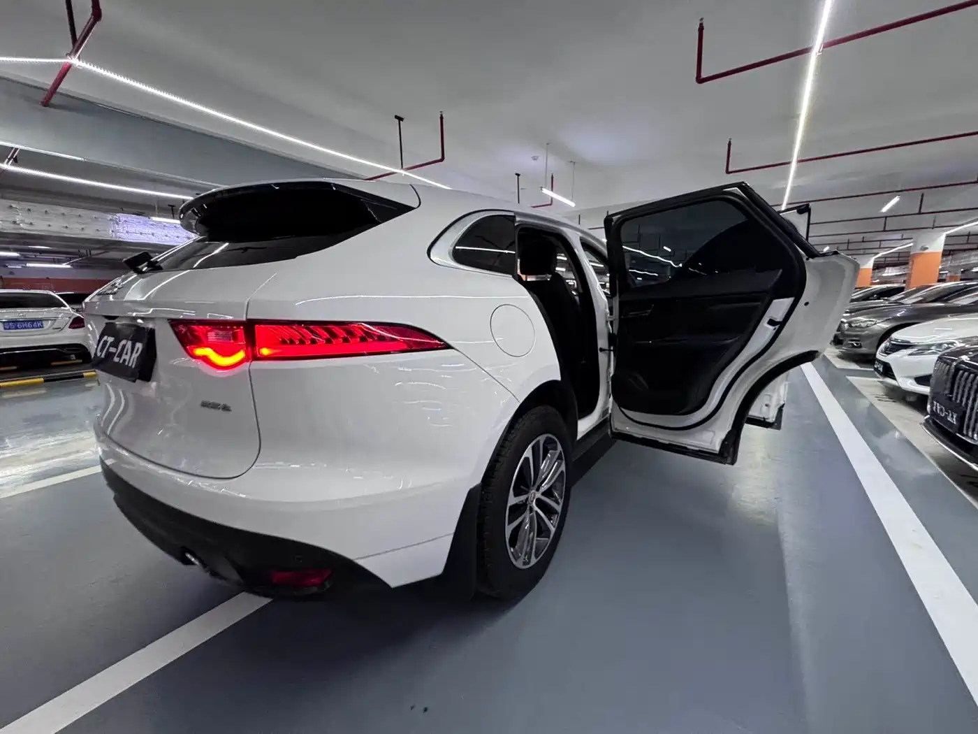 Фото 26 - Jaguar F-PACE