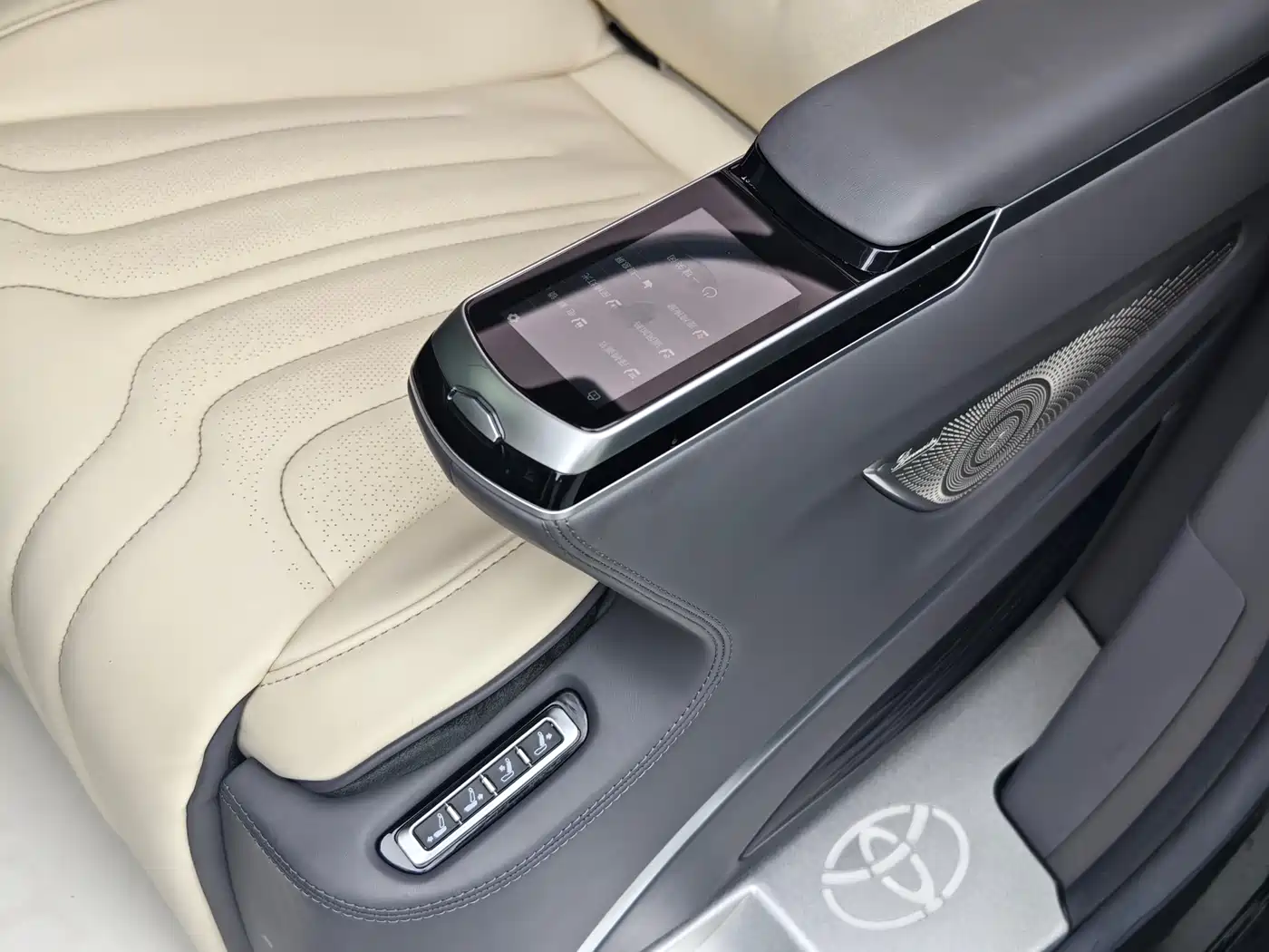 Toyota Sienna 2023 2.5L Hybrid Comfort Edition фото 15