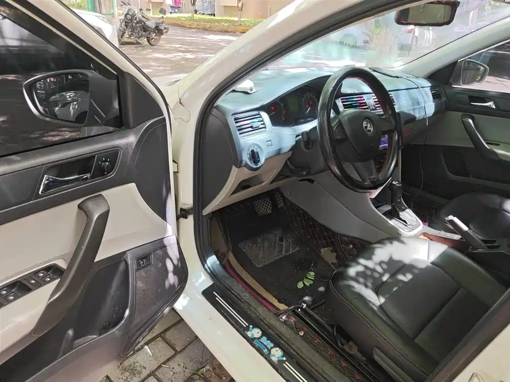 Škoda Rapid 2016 1.6L Automatic Pioneer Edition фото 13