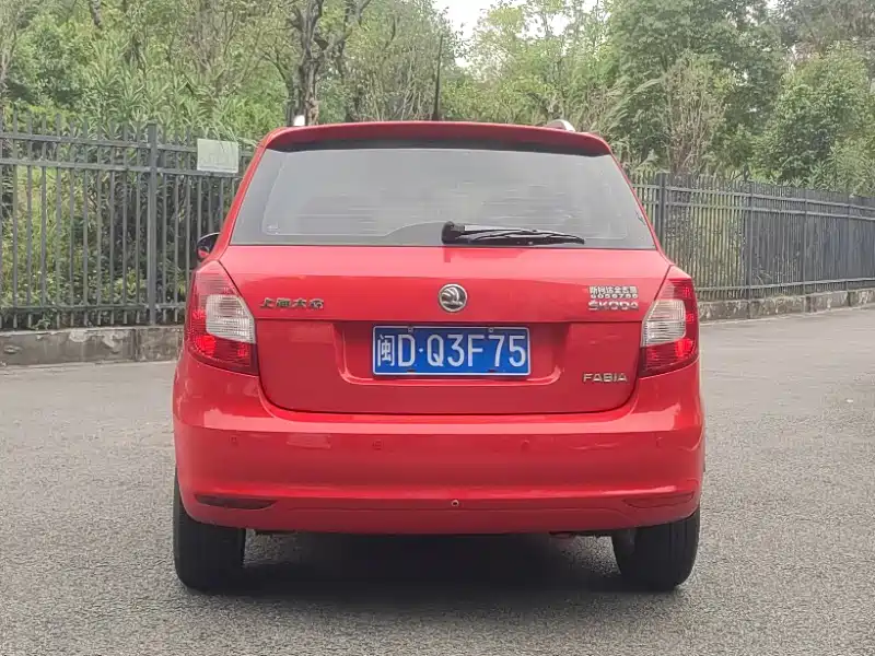 Škoda Fabia 2014 1.4L Automatic Crystal Edition фото 7