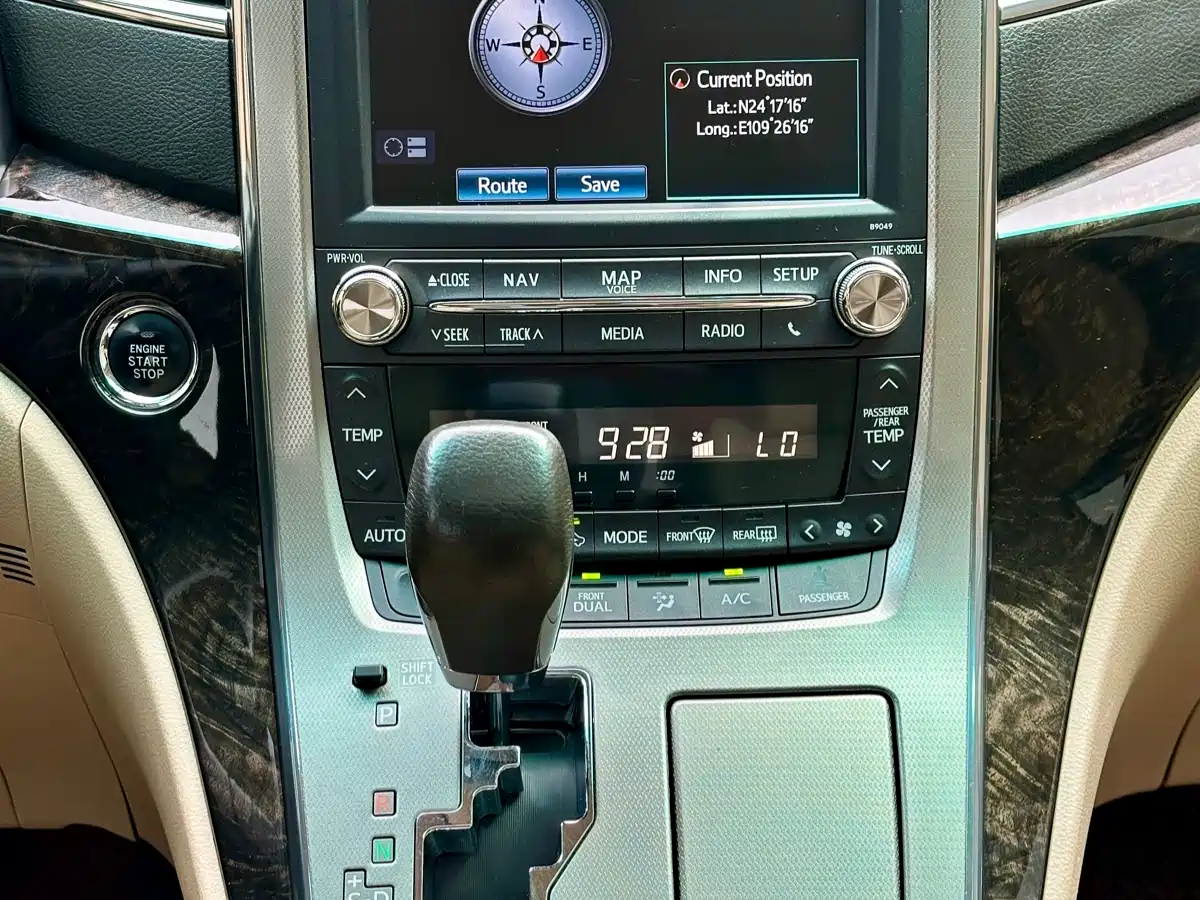 Toyota Alphard фото 16