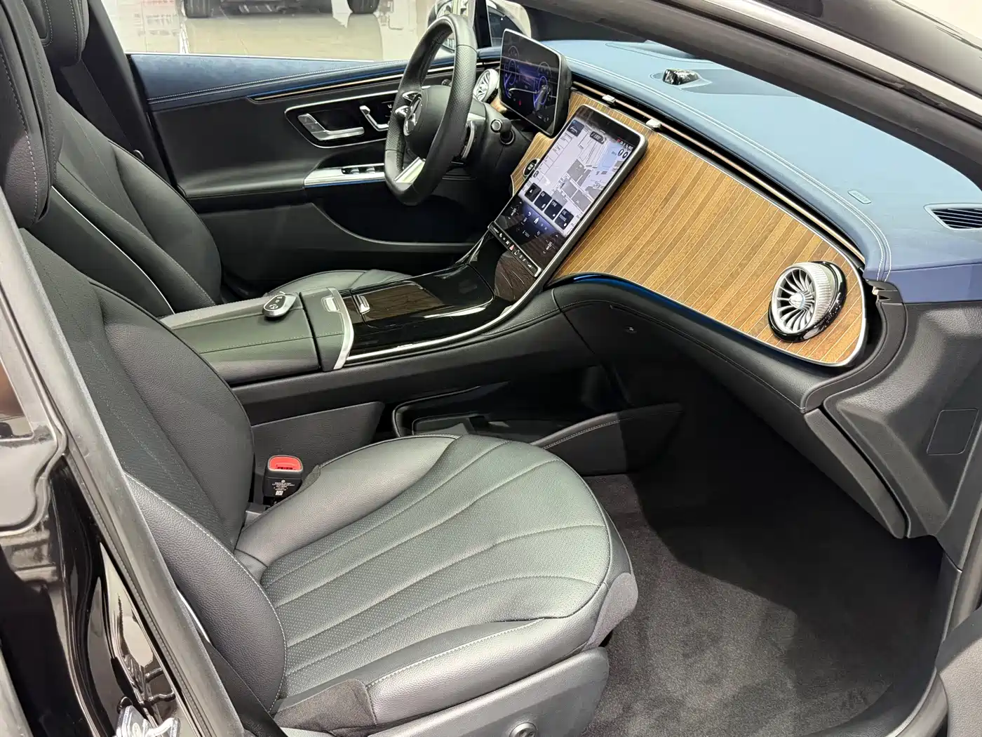 Mercedes-Benz EQE 2025 2025 Model 500 4MATIC Luxury Edition