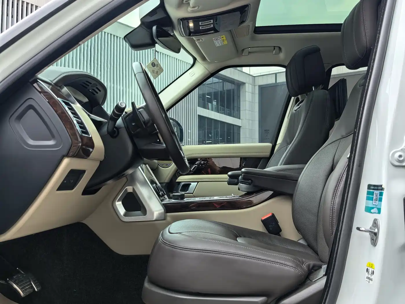 Land Rover Range Rover 2021 3.0 L6 Heritage Extended Classic Edition фото 12