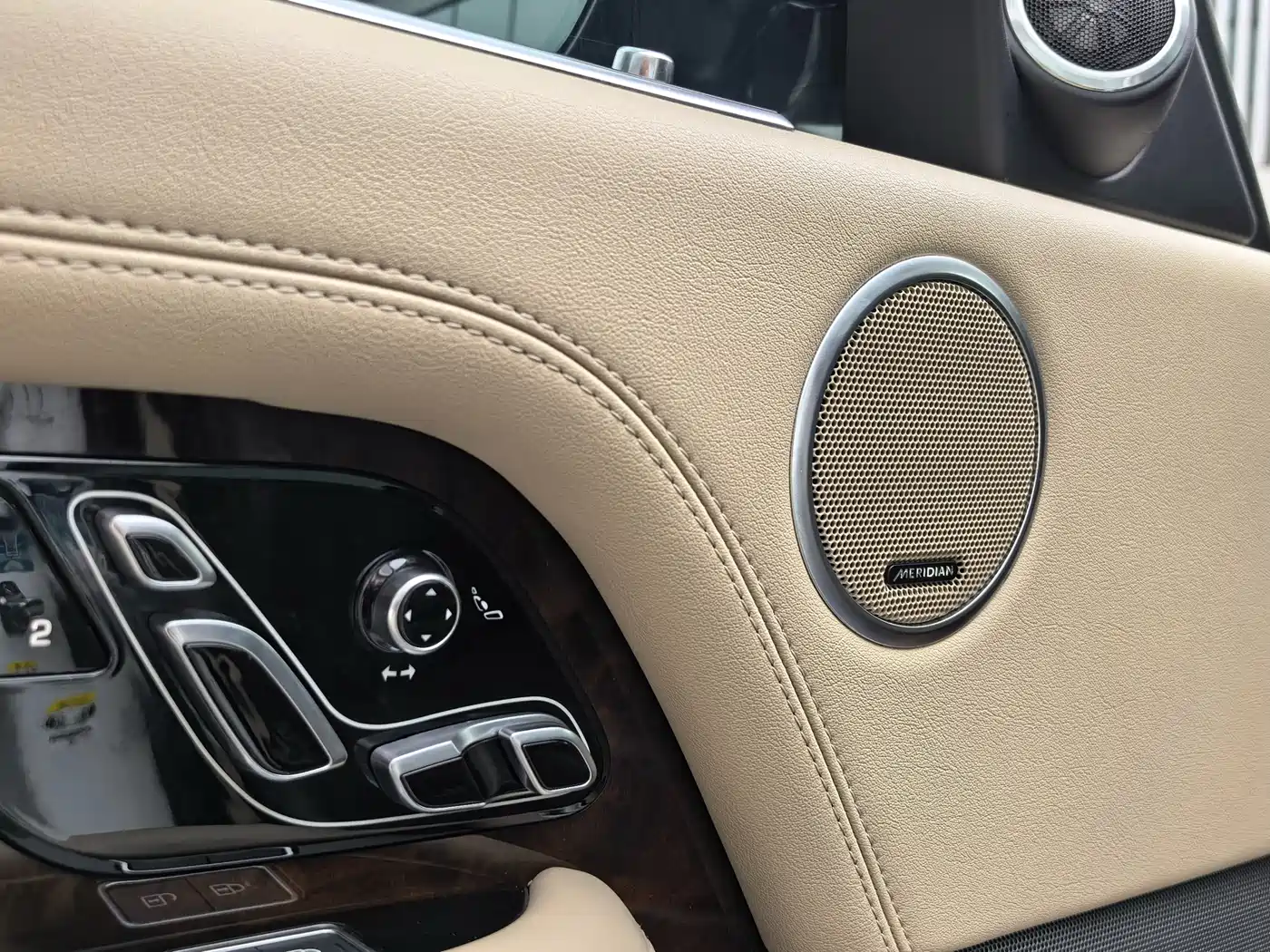 Land Rover Range Rover 2021 3.0 L6 Heritage Extended Classic Edition фото 11