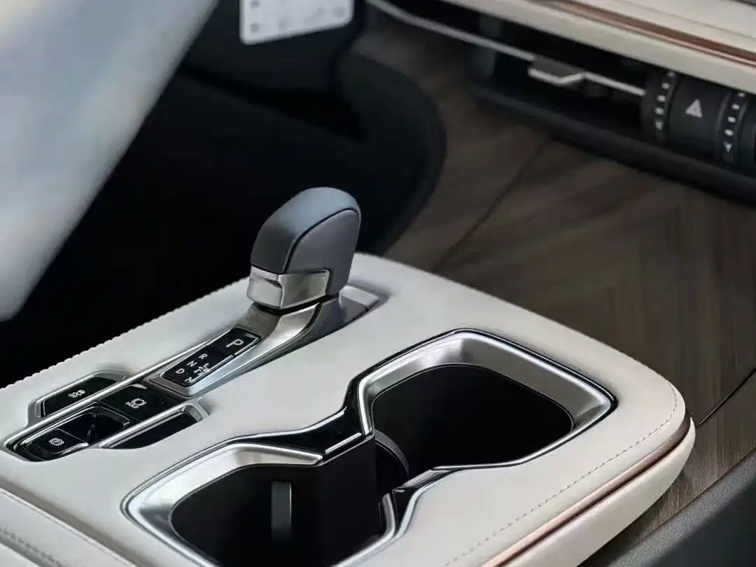 Lexus LM 2025 Model 500h Six-Seater Prestige Edition фото 8