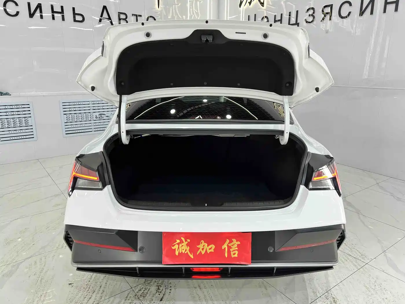 Hyundai Elantra 2023 Model 1.5L CVT LUX Premium Edition фото 17