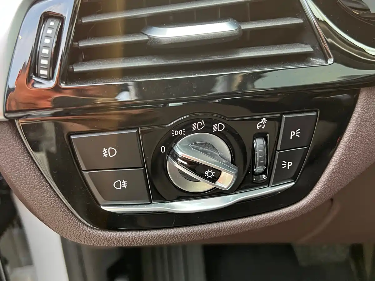 BMW 5 Series 2019 525Li Luxury Package фото 18