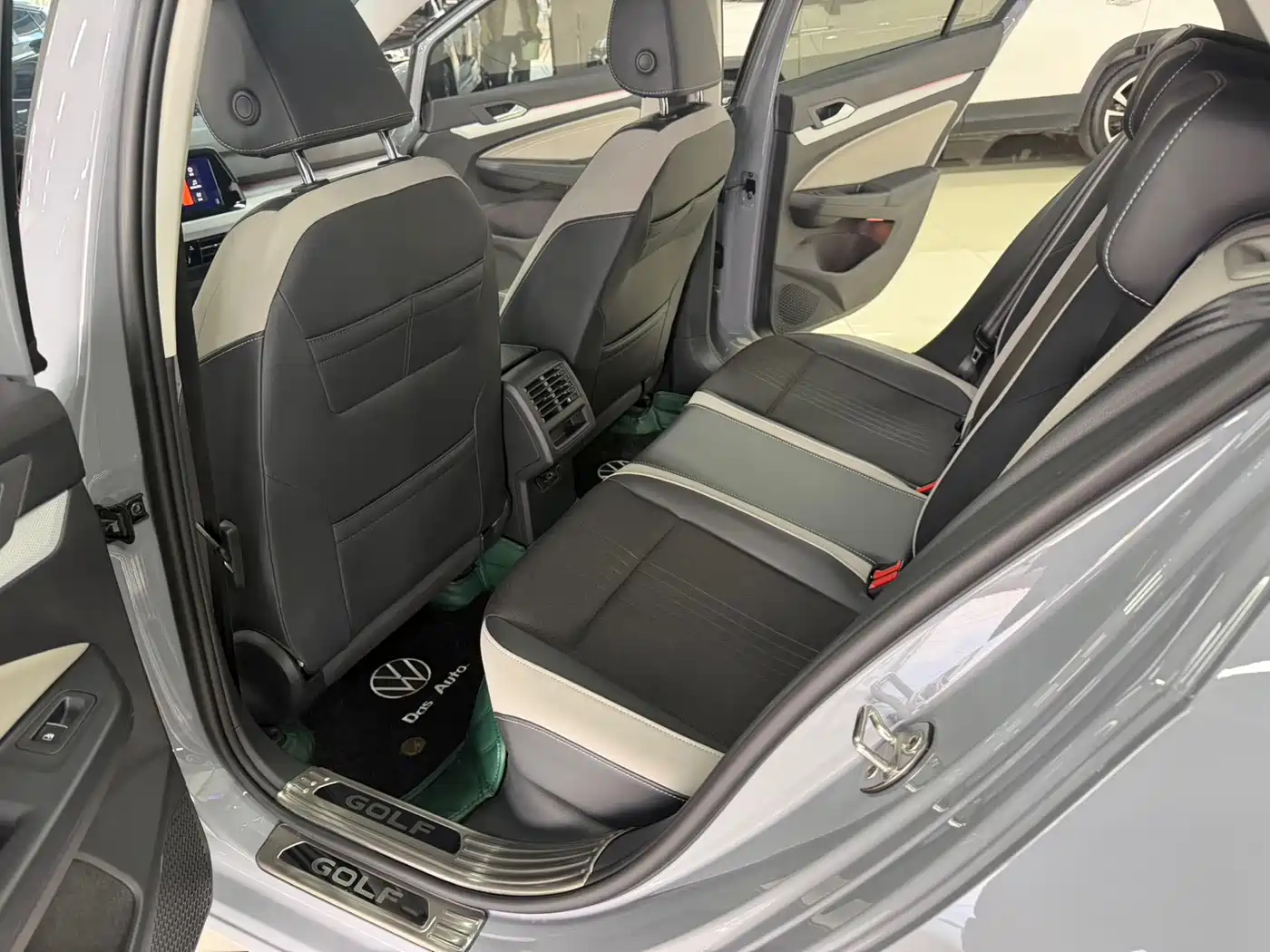 Volkswagen Golf 2021 280TSI DSG 30th Anniversary Edition фото 16