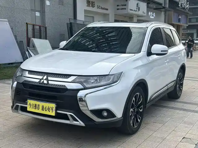 Mitsubishi Outlander 2.0L, Моноприводный Комфорт, 5 мест