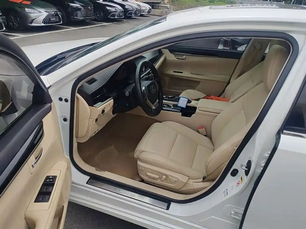 Lexus ES 2013 300h Elite Edition фото 15
