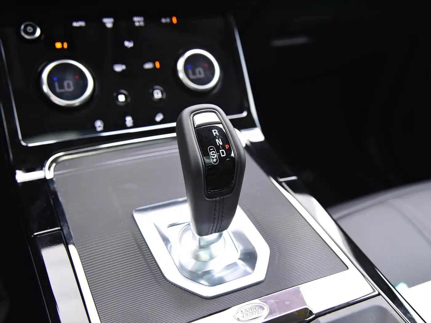 Land Rover Range Rover Evoque 2022 Range Rover Evoque L 200PS R-Dynamic Standard Elite Edition фото 28