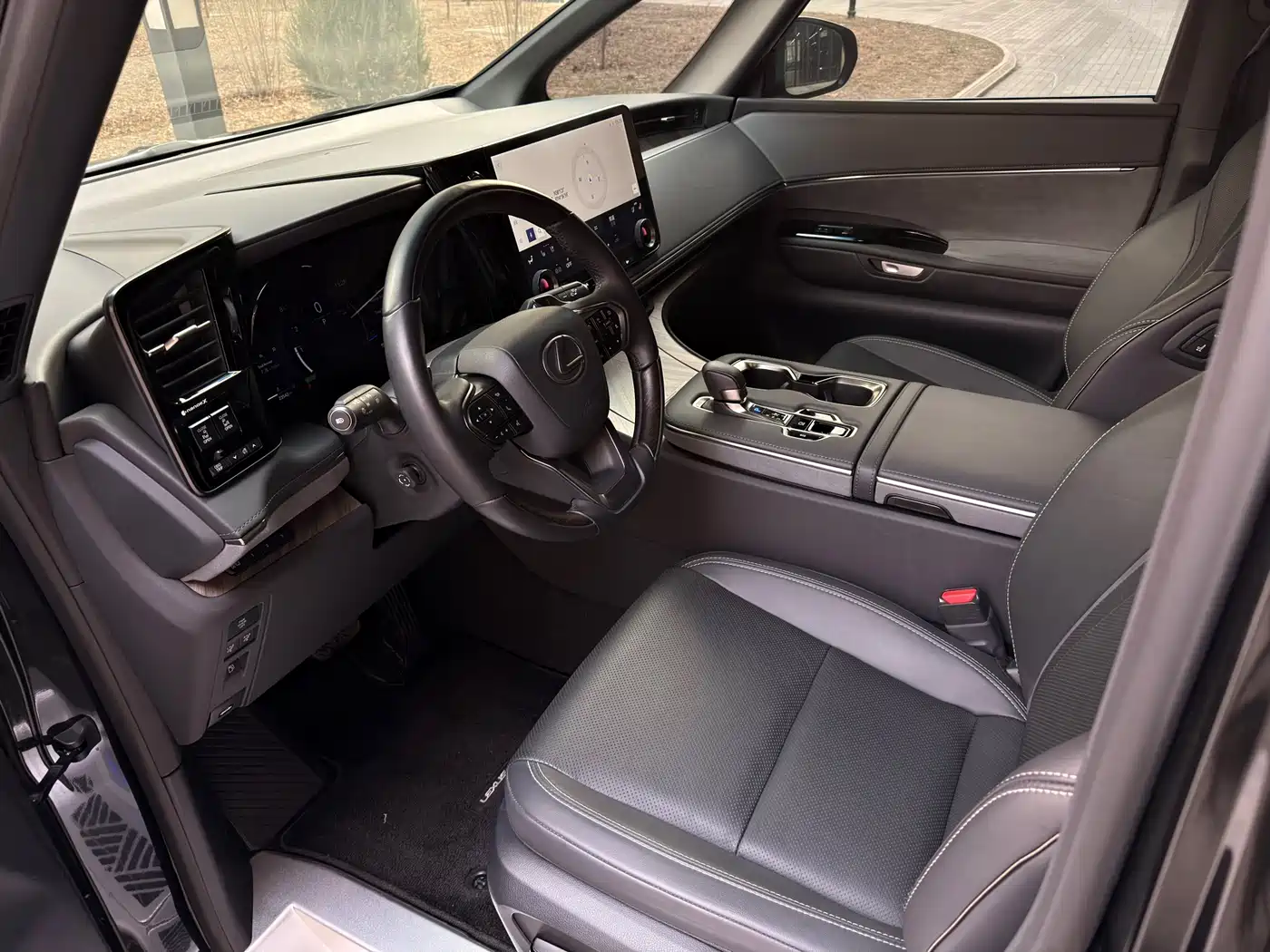 Lexus LM 2023 350h 7-Seater Elegance Edition фото 8