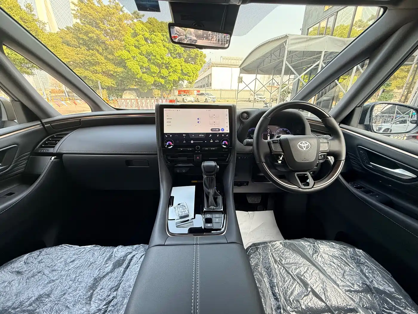 Toyota Alphard 2025 Hybrid 2.5L Ultimate Gold Edition фото 12