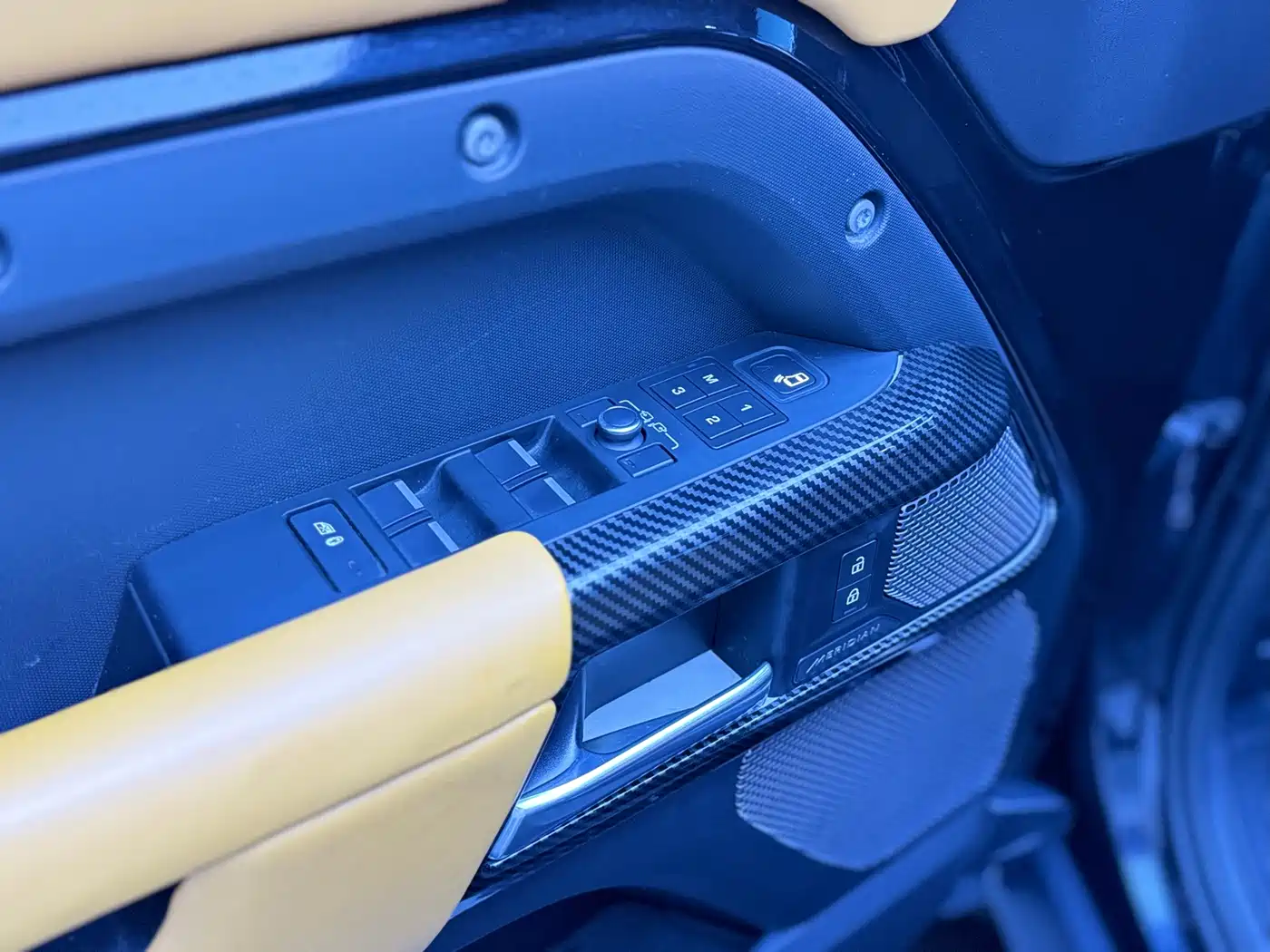 Photo 6 - Land Rover Defender
