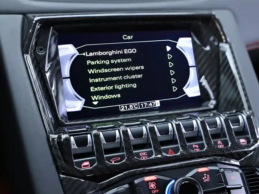 LAMBORGHINI AVENTADOR