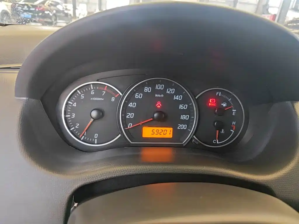 Фото 8 - Suzuki Swift
