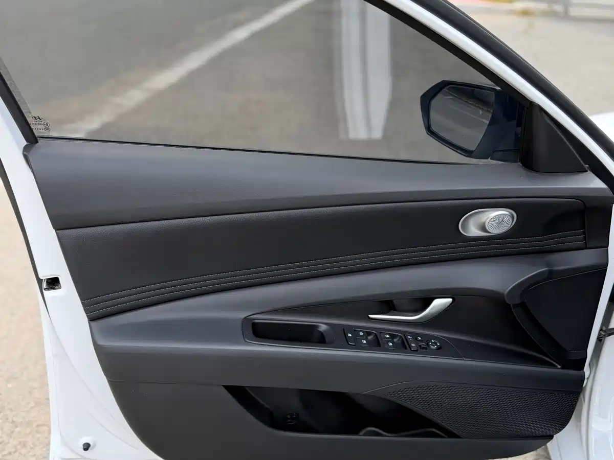 Photo 13 - Hyundai Elantra