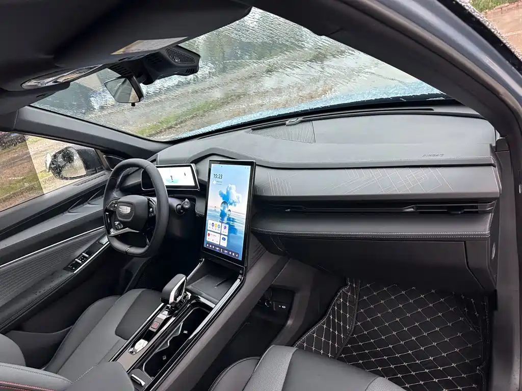 Photo 16 - Geely Atlas