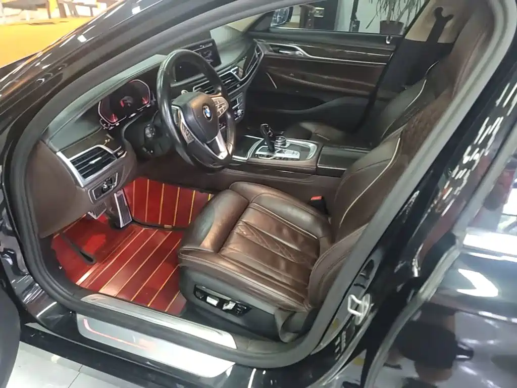 Фото 15 - BMW 7 Series
