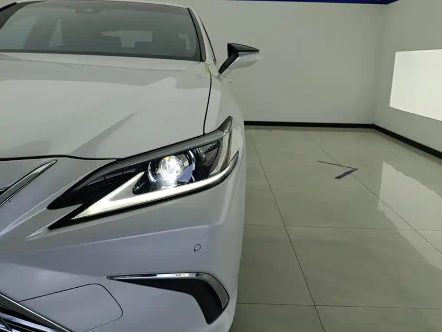 Фото 5 - Lexus ES