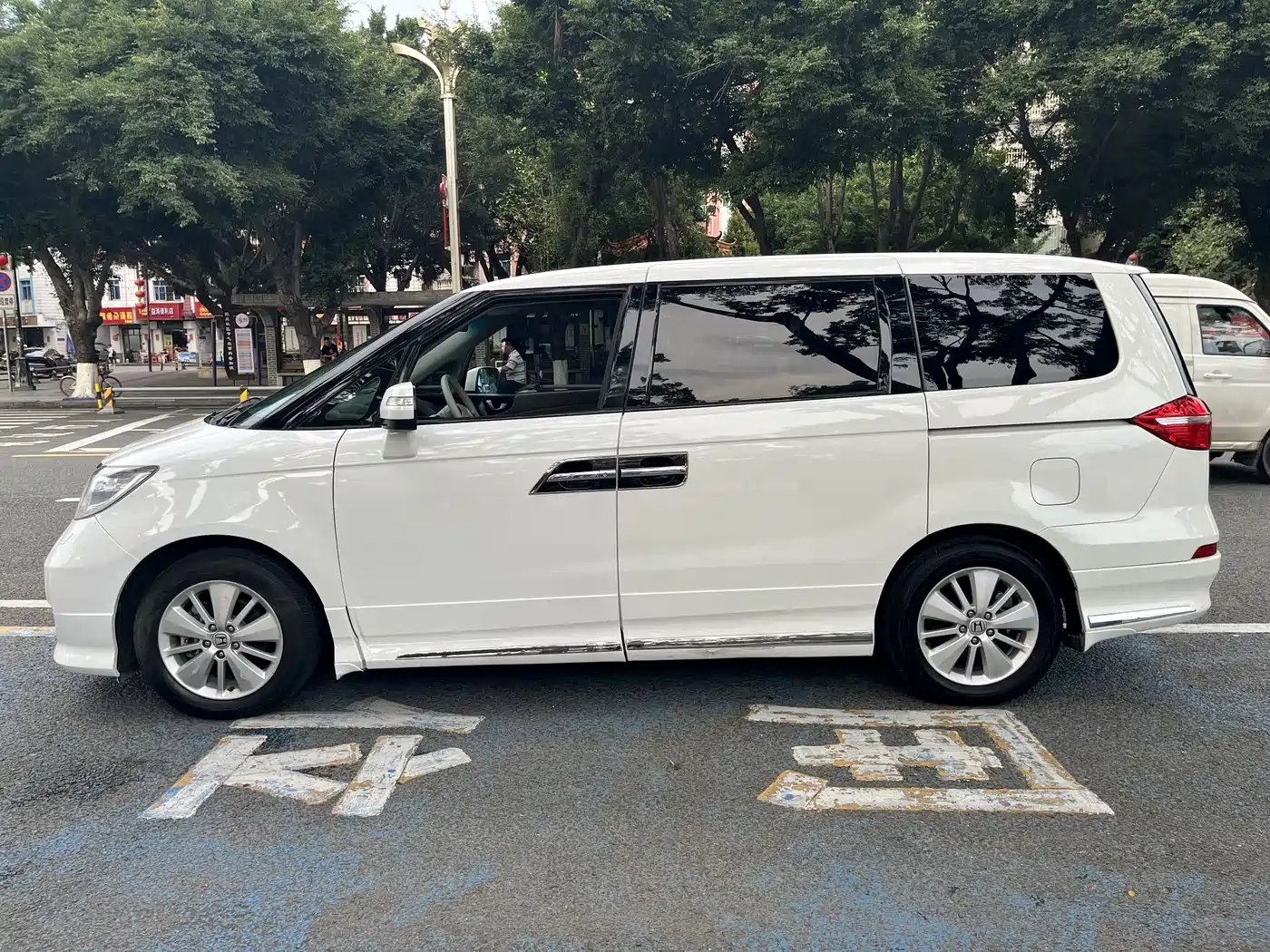 Honda Elysion 2012 2.4L VTi Luxury Edition фото 4
