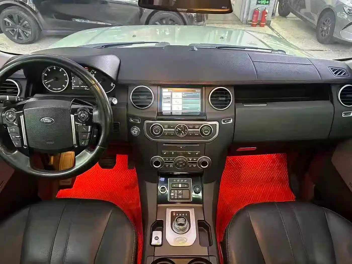 Land Rover Discovery 2015 3.0 SC V6 SE фото 5