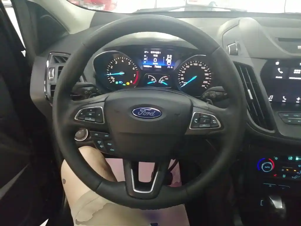 Фото 11 - Ford Kuga