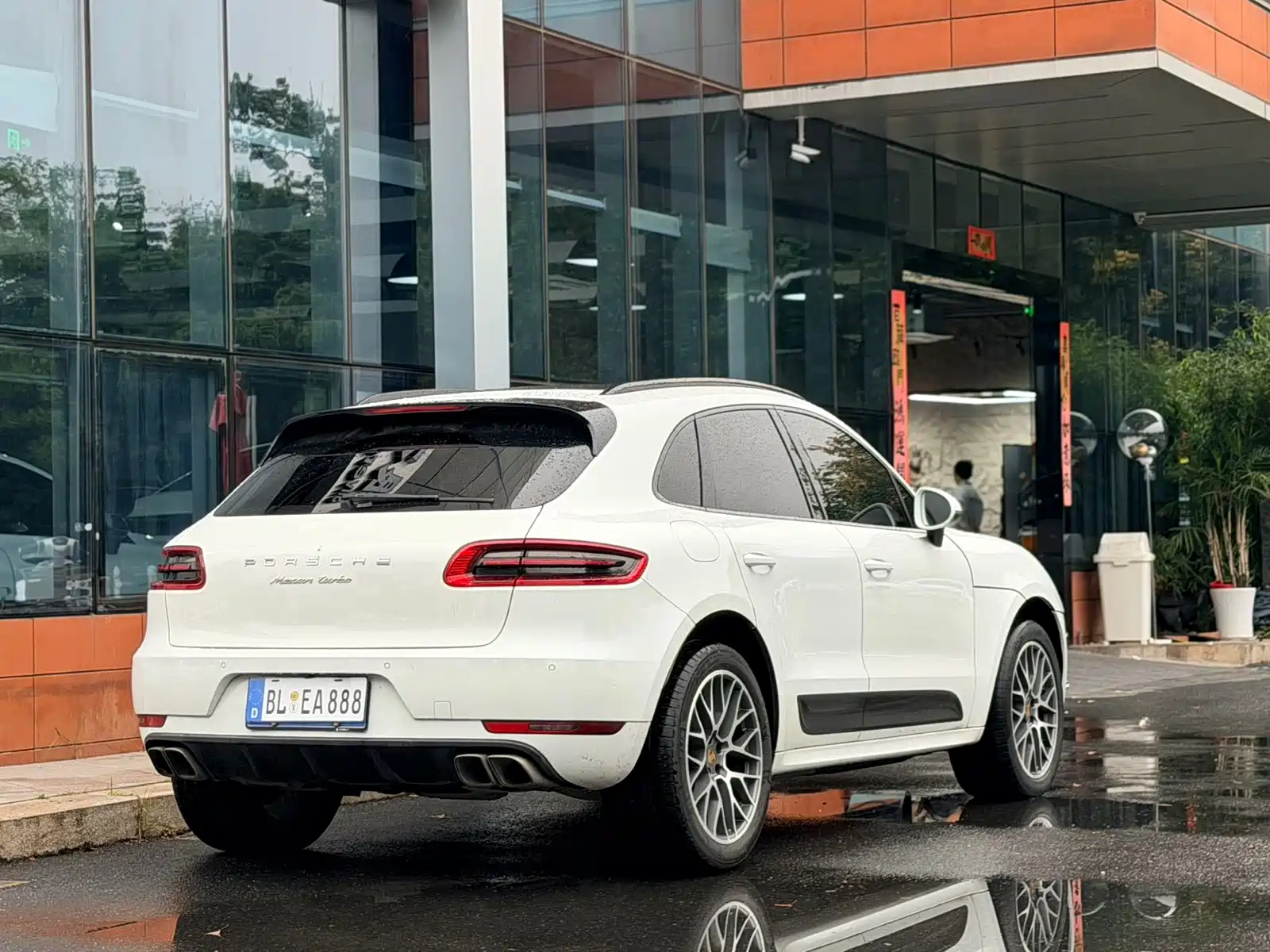 Photo 13 - Porsche Macan
