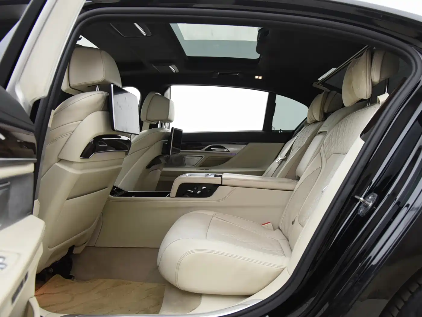 BMW 7 Series 2016 750Li xDrive 4-Seater фото 9