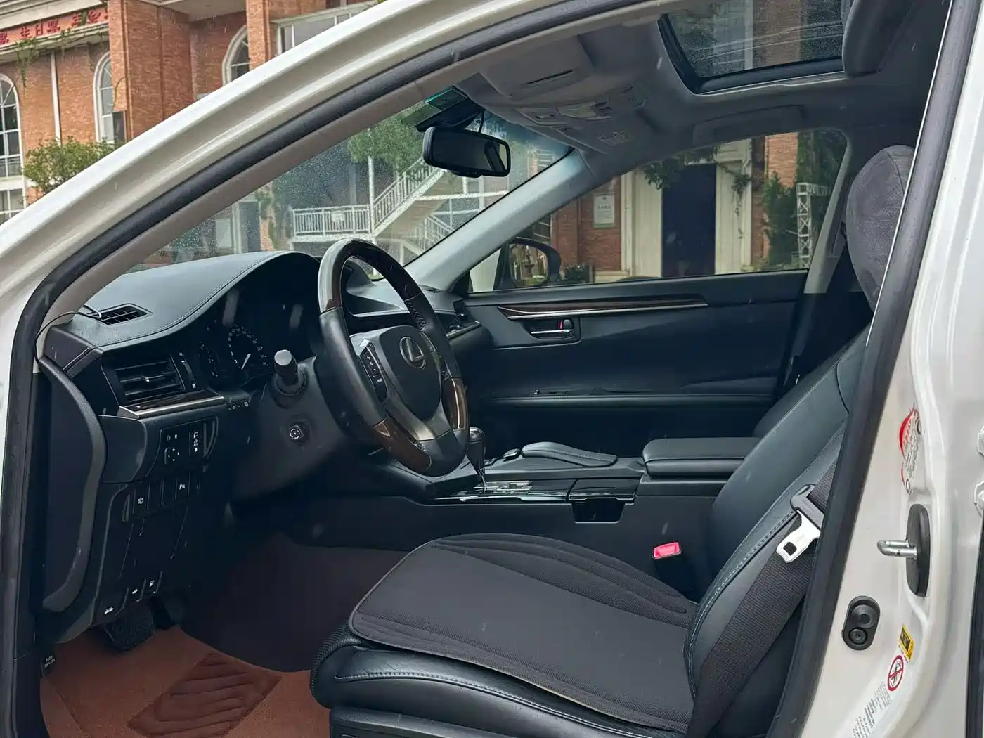 Фото 4 - Lexus ES