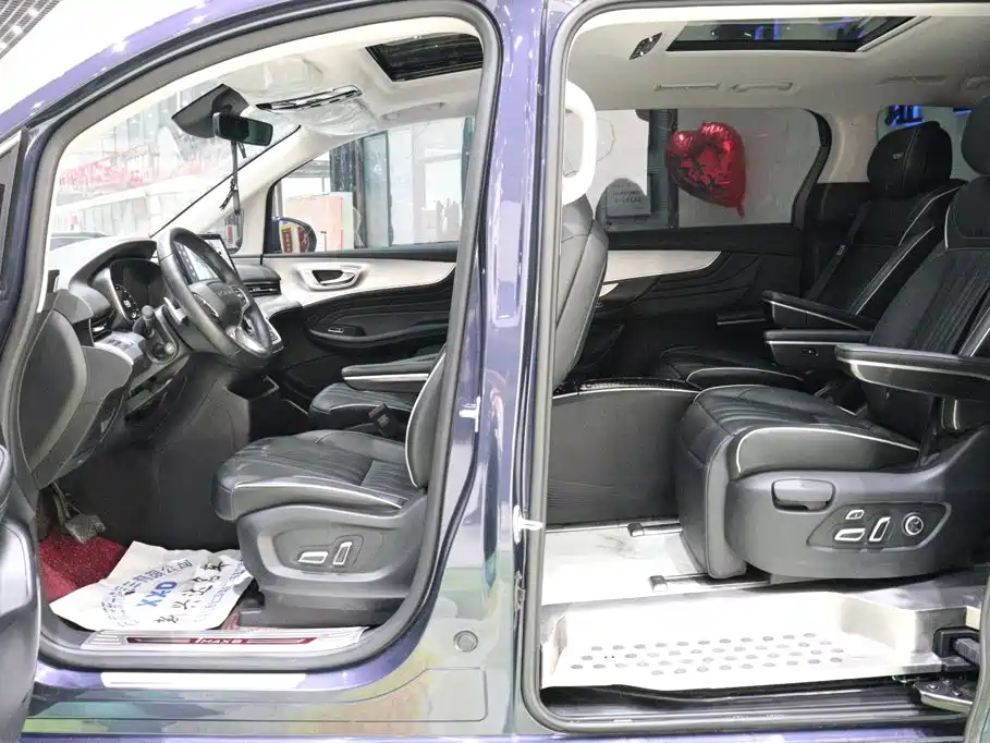 Фото 7 - Roewe iMAX8