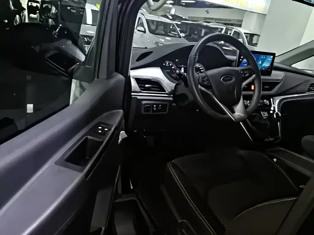JAC Refine M3 2023 2023 PLUS 1.8L Smart Connect 7/8-seater