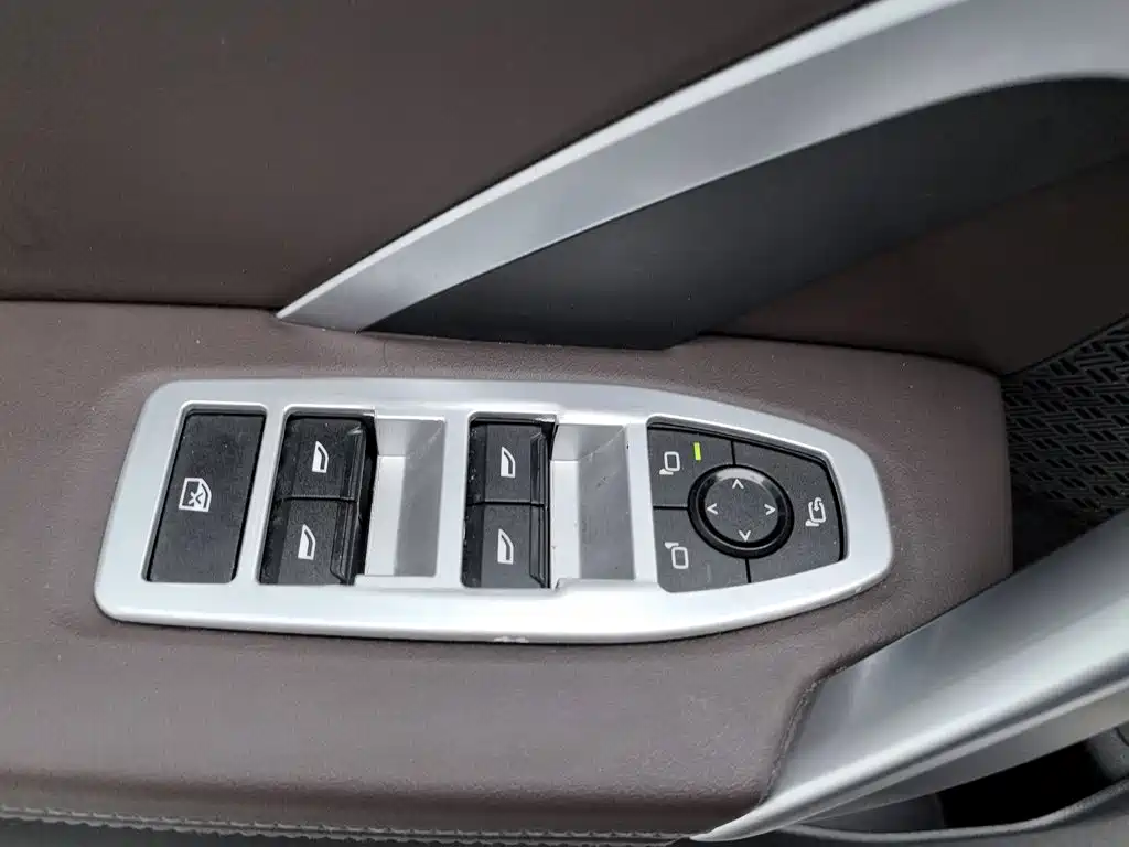 Photo 9 - BMW iX1