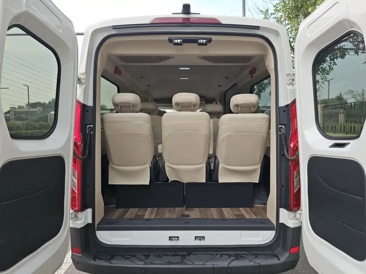 Maxus New Tour EV90 2026 2022 BUS Standard Long Wheelbase High Roof 9-seater 88.55kWh
