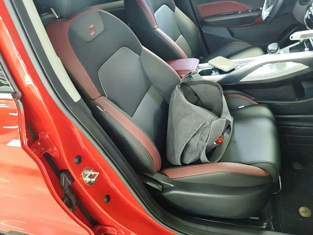 Фото 25 - Geely Binyue