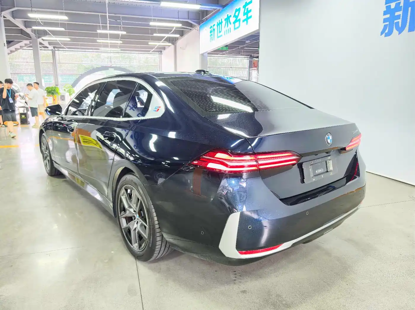 BMW 5 Series 2024 530Li Leading M Sport Package фото 11