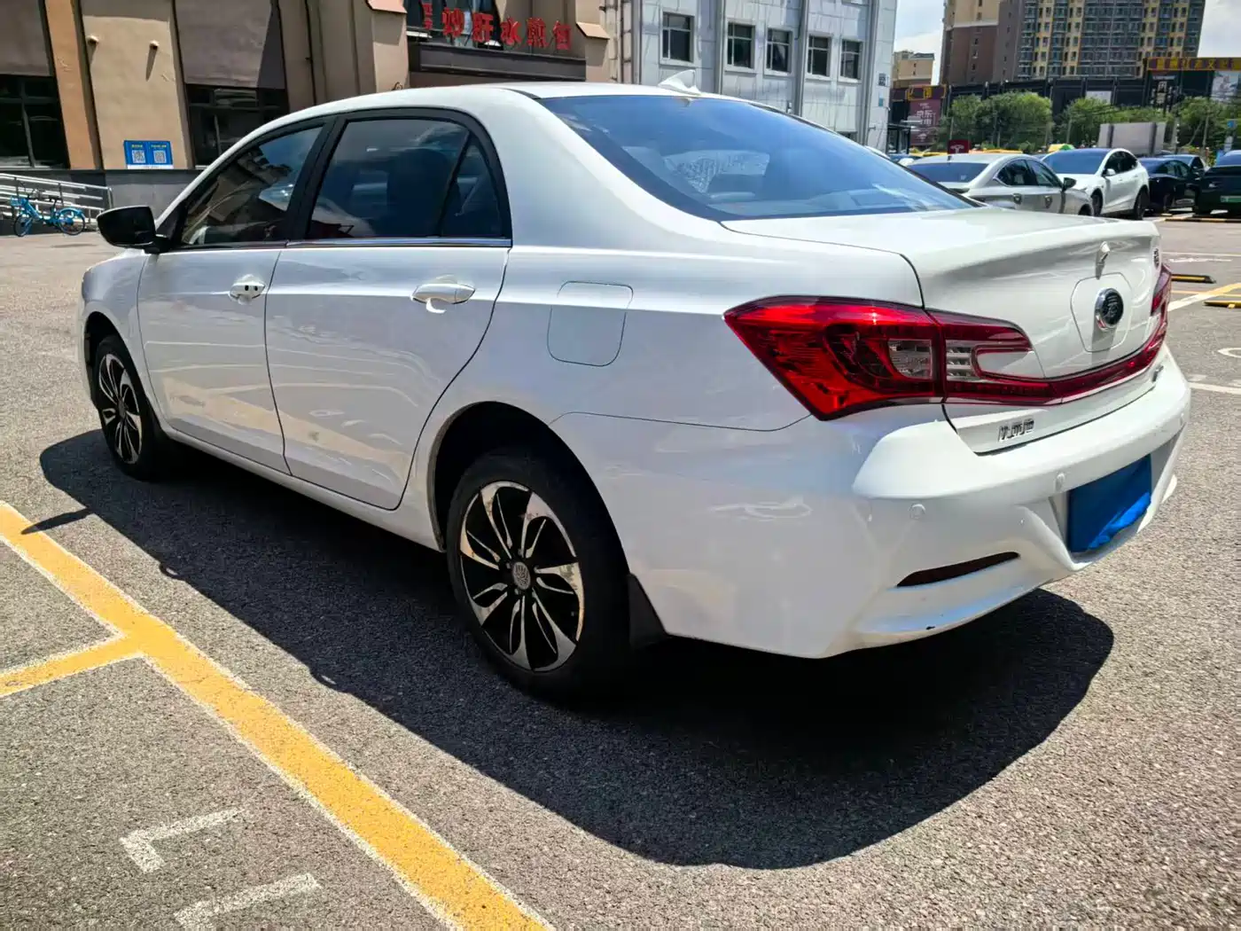 Фото 2 - BYD Qin New Energy
