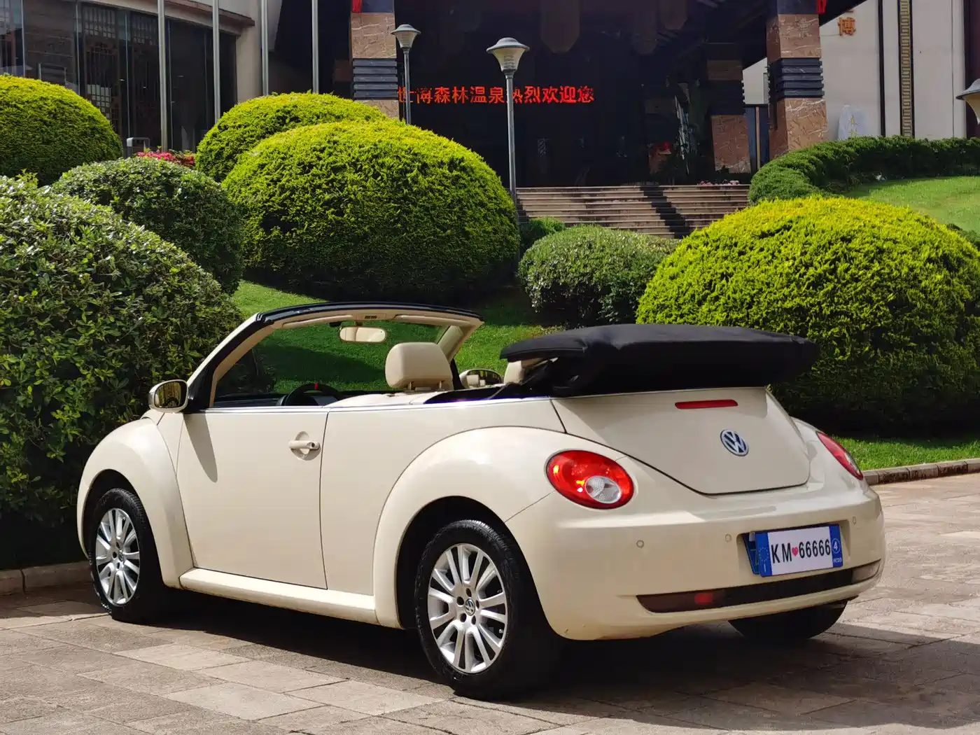 Volkswagen Beetle 2010 Model 2.0 BlackOrange Convertible Luxury Edition фото 8